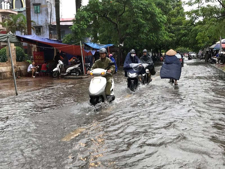 Nước đã rút nhanh, so với lúc 6h sáng ngập sâu thì hiện tại các phương tiện đã có thể di chuyển dù khó khăn.