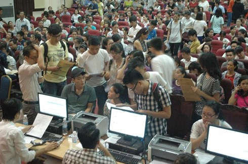 Hình ảnh học sinh tham gia xét tuyển ĐH năm 2015, tại trường Kinh tế Quốc dân.