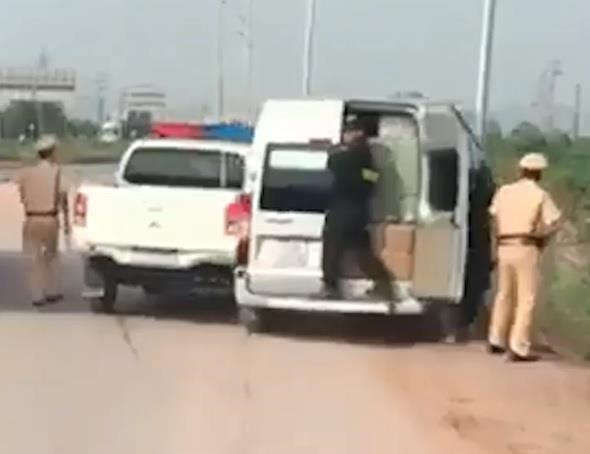 Canh sat no sung truy duoi xe khach tren cao toc Ha Noi - Bac Giang hinh anh 1 