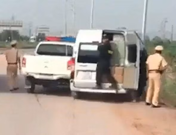 Canh sat no sung truy duoi xe khach tren cao toc Ha Noi - Bac Giang hinh anh 1 