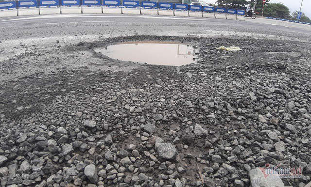 Ổ gà, ổ voi tái xuất trên cao tốc 34.000 tỷ Đà Nẵng - Quảng Ngãi - Ảnh 4.