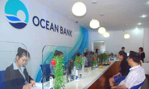 Khách hàng giao dịch tại một chi nhánh của OceanBank. 
