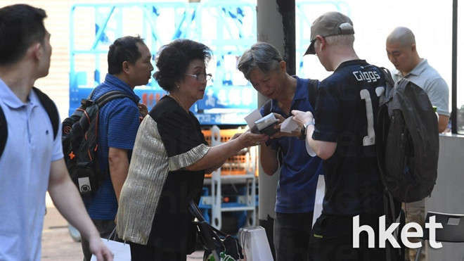 Apple Store vo tran vi nhieu nguoi Viet mua den 6 chiec iPhone 11 hinh anh 53 