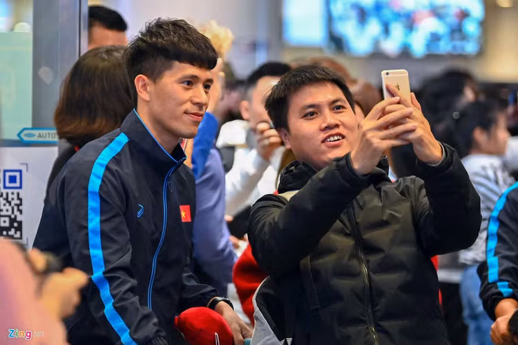 U23 Viet Nam duoc nguoi ham mo chao don sau that bai hinh anh 2 2_zing.jpg