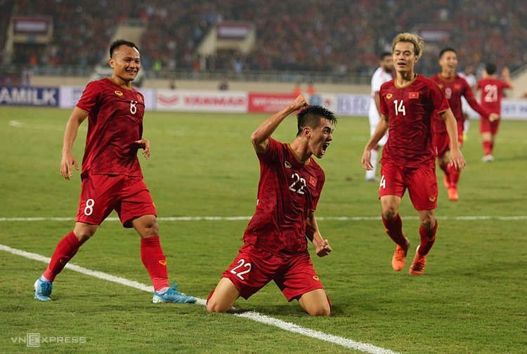 Tiến Linh (số 22) mừng bàn thắng vào lưới UAE ở vòng loại World Cup 2022 tối 14/11 ở Mỹ Đình. Ảnh: Phạm Đương.