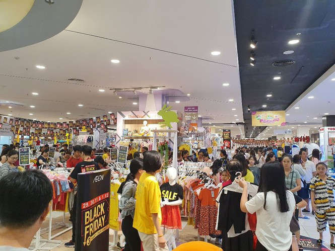 Black Friday: Chen lấn săn hàng giảm giá trong đêm Sài Gòn - ảnh 8