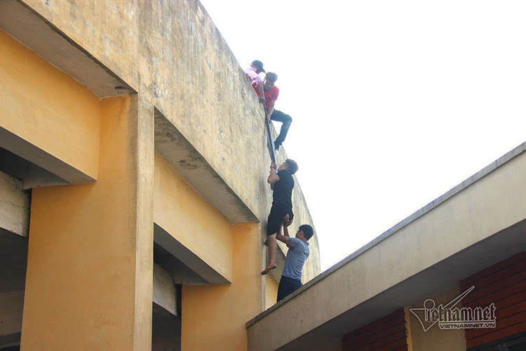 Sân Đồ Sơn quá tải, người dân trèo tường vào khán đài xem chọi trâu