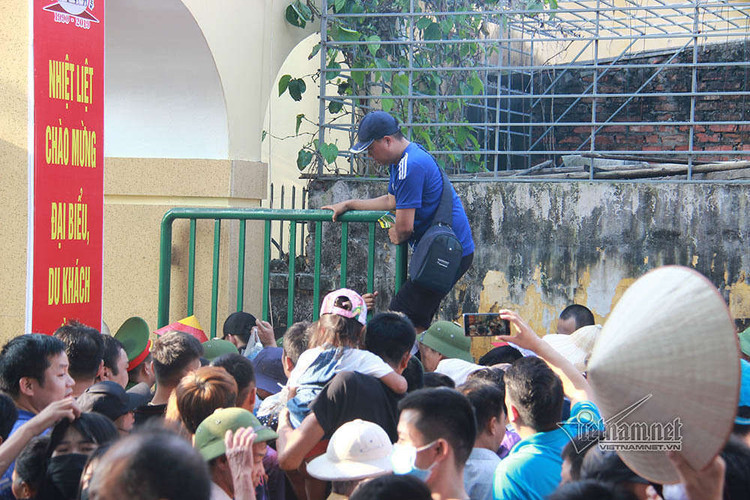 Sân Đồ Sơn quá tải, người dân trèo tường vào khán đài xem chọi trâu