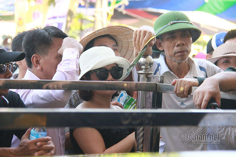 Sân Đồ Sơn quá tải, người dân trèo tường vào khán đài xem chọi trâu