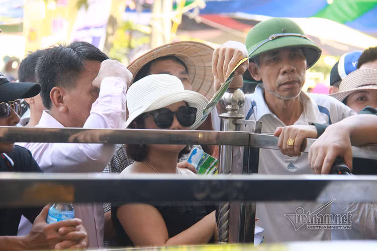 Sân Đồ Sơn quá tải, người dân trèo tường vào khán đài xem chọi trâu