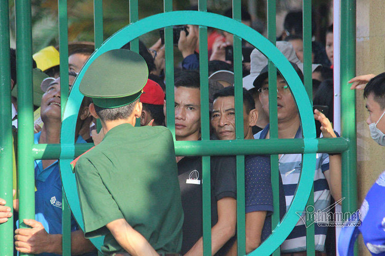 Sân Đồ Sơn quá tải, người dân trèo tường vào khán đài xem chọi trâu