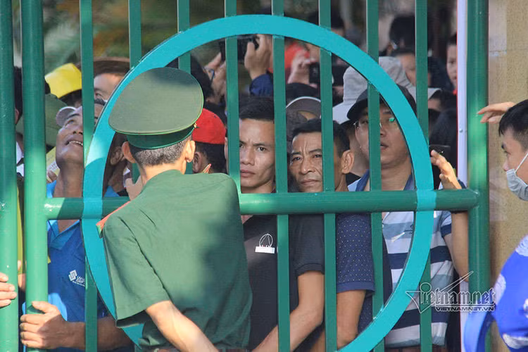 Sân Đồ Sơn quá tải, người dân trèo tường vào khán đài xem chọi trâu