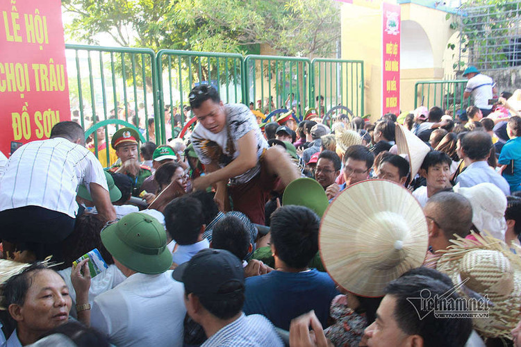 Sân Đồ Sơn quá tải, người dân trèo tường vào khán đài xem chọi trâu