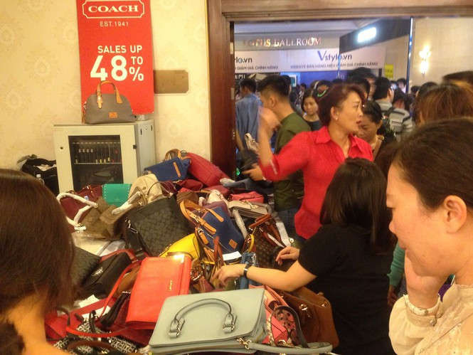 Black Friday: Chen lấn săn hàng giảm giá trong đêm Sài Gòn - ảnh 1