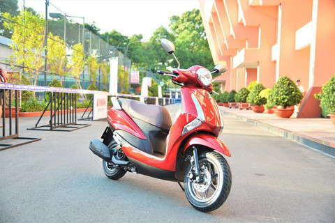 Xe tay ga cho nu: Yamaha Latte qua kho de gay ap luc len Honda Lead? hinh anh 1 