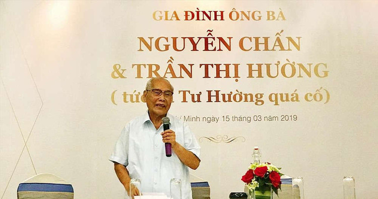 Ông Nguyễn Chấn trong buổi họp báo tố cáo con trai mình. Ảnh TL