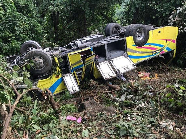 Xe khách rơi trên đèo Hải Vân, 21 sinh viên bị nạn - ảnh 5