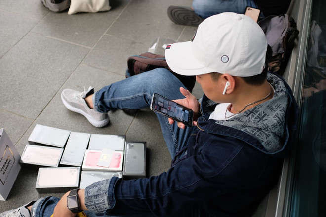 Apple Store vo tran vi nhieu nguoi Viet mua den 6 chiec iPhone 11 hinh anh 39 