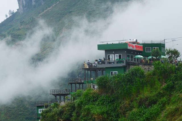 Cận cảnh Mã Pì Lèng Panorama “khoác áo” màu xanh trước khi bị tháo dỡ - 1