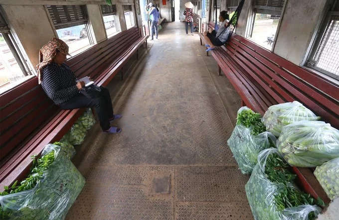 Một số tiểu thương đi trên chuyến tàu Yên Viên - Hạ Long. Ảnh: Bá Đô