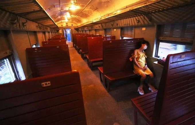 Khoang hành khách của chuyến tàu Yên Viên - Hạ Long thường xuyên trong tình trạng vắng vẻ. Ảnh: Bá Đô