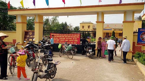 Người dân kéo băng rôn, khẩu hiệu treo trước trụ sở UBND xã Lương Điền phản đối dự án.