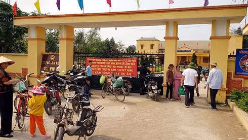 Người dân kéo băng rôn, khẩu hiệu treo trước trụ sở UBND xã Lương Điền phản đối dự án.