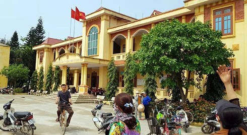 Nhiều ngày qua, người dân xã Lương Điền tập trung đến trụ sở của UBND xã này để phản đối việc xây dựng dự án nhà máy xử lý rác tại xã.