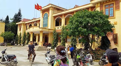 Nhiều ngày qua, người dân xã Lương Điền tập trung đến trụ sở của UBND xã này để phản đối việc xây dựng dự án nhà máy xử lý rác tại xã.