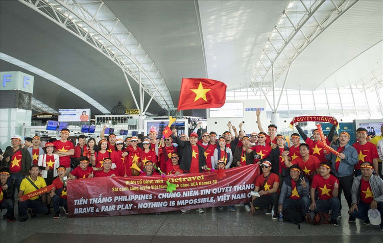 Đông đảo CĐV Việt Nam sang Philippines tiếp lửa thầy trò HLV Park Hang--seo. Ảnh: Minh Hà