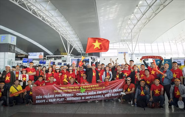 Đông đảo CĐV Việt Nam sang Philippines tiếp lửa thầy trò HLV Park Hang--seo. Ảnh: Minh Hà