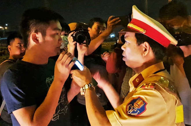 Tai xe 'bo chay' khi canh sat dung xe do nong do con hinh anh 1 say_ruou_3.jpg