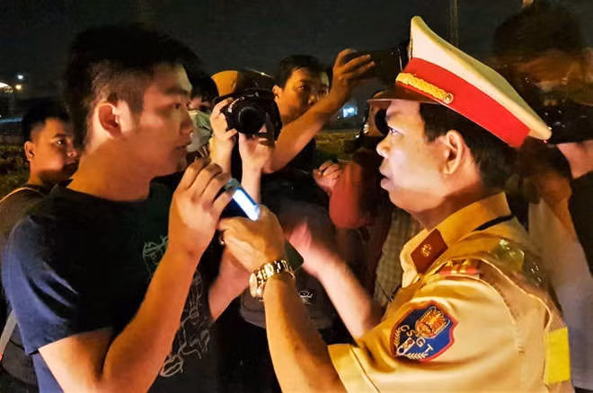 Tai xe 'bo chay' khi canh sat dung xe do nong do con hinh anh 1 say_ruou_3.jpg