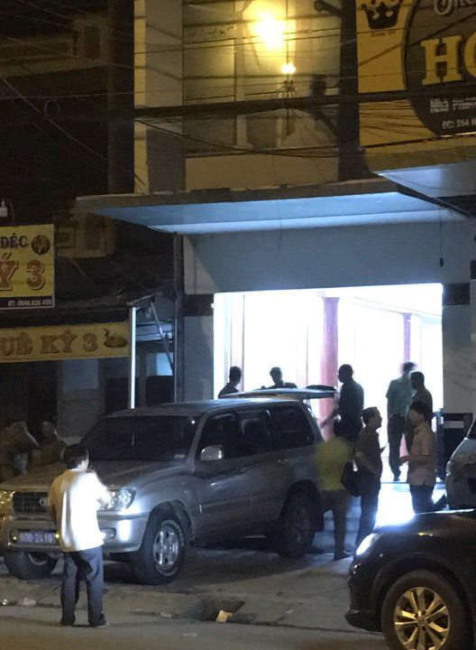 Lực lượng làm nhiệm vụ rời trụ sở của Công ty Công Lý lúc 3 giờ ngày 18.8 Ảnh: Gia Bách