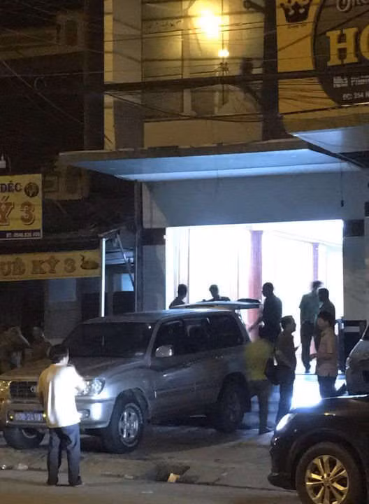 Lực lượng làm nhiệm vụ rời trụ sở của Công ty Công Lý lúc 3 giờ ngày 18.8 Ảnh: Gia Bách