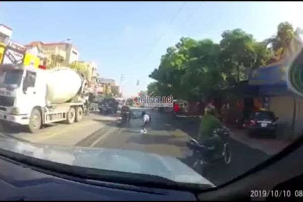 Công an ở Hải Phòng nhao ra đường chặn xe, đôi nam nữ ngã lộn nhào