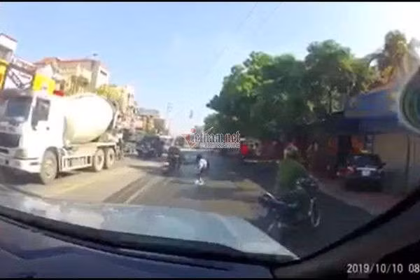 Công an ở Hải Phòng nhao ra đường chặn xe, đôi nam nữ ngã lộn nhào