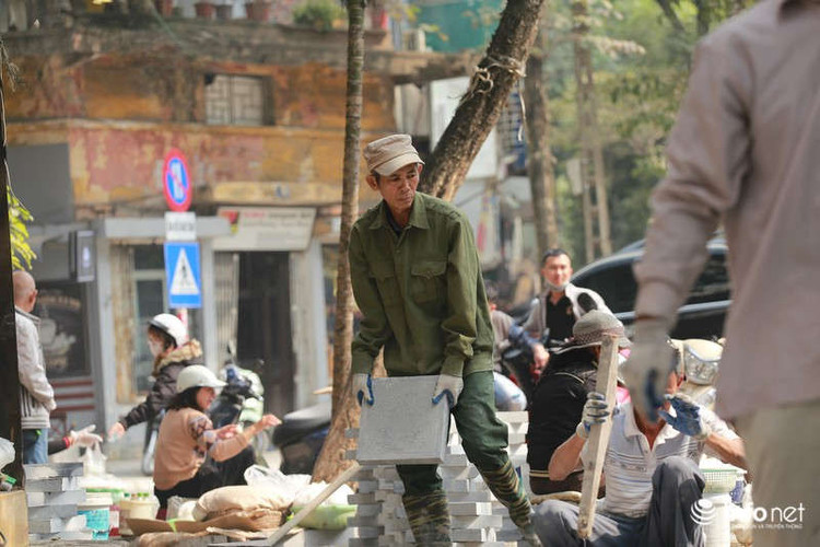 Nhiều người dân cho biết, từ ngày thi công lát lại vỉa hè, đường bụi bẩn hơn, ảnh hưởng không nhỏ đến đời sống người dân.