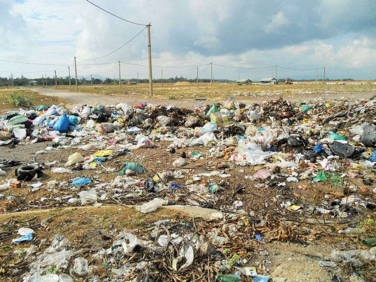 anh 2 bai rac tu phat trong khu tdc