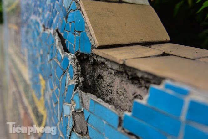 Con đường gốm sứ ven sông Hồng rạn nứt, bong tróc nham nhở - ảnh 7