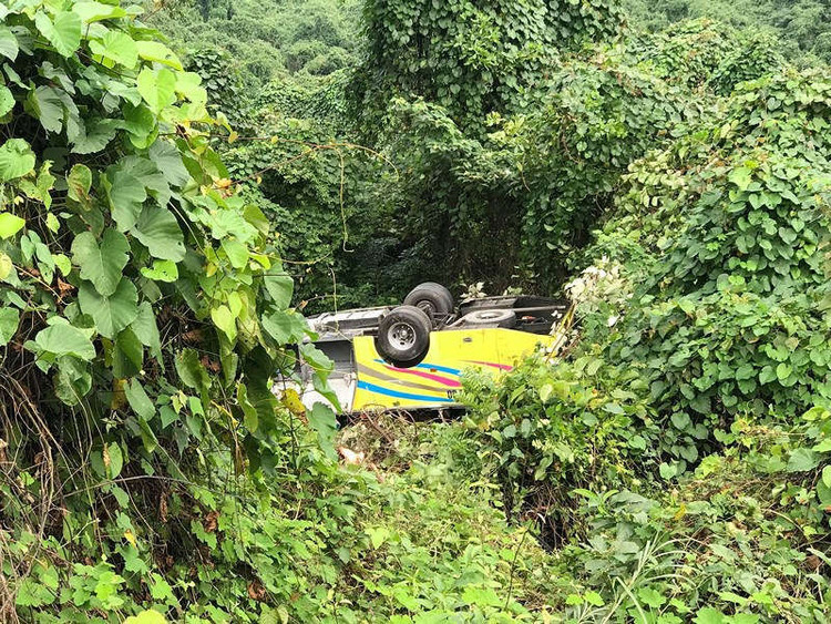 Xe khách rơi trên đèo Hải Vân, 21 sinh viên bị nạn - ảnh 11