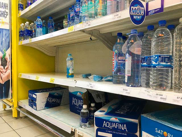 Hà Nội: Người dân ùn ùn đi mua nước đóng chai ở siêu thị - 7