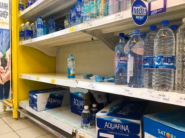Hà Nội: Người dân ùn ùn đi mua nước đóng chai ở siêu thị - 7