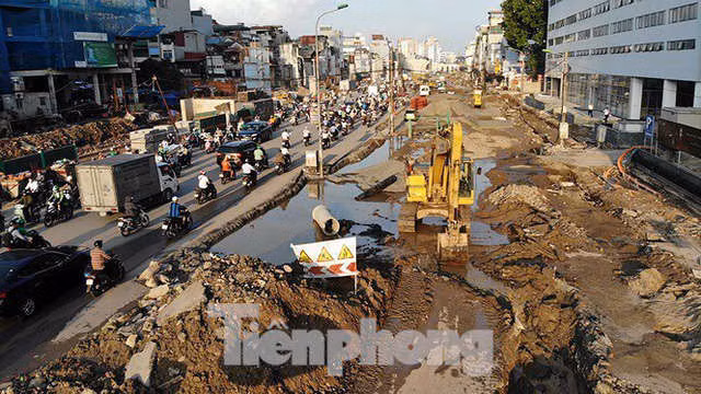 Người dân khốn khổ luồn lách trong khói bụi khi qua đại công trường vành đai 2 - Ảnh 1.