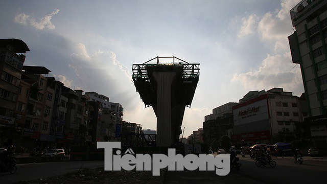 Người dân khốn khổ luồn lách trong khói bụi khi qua đại công trường vành đai 2 - Ảnh 2.