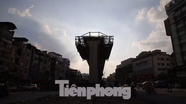 Người dân khốn khổ luồn lách trong khói bụi khi qua đại công trường vành đai 2 - Ảnh 2.