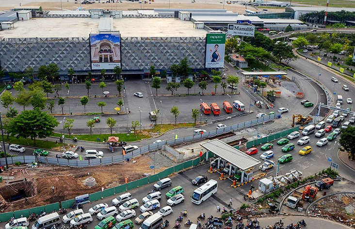 Các phương tiện qua trạm thu phí tại sân bay quốc tế Tân Sơn Nhất. Ảnh: Hữu Khoa.