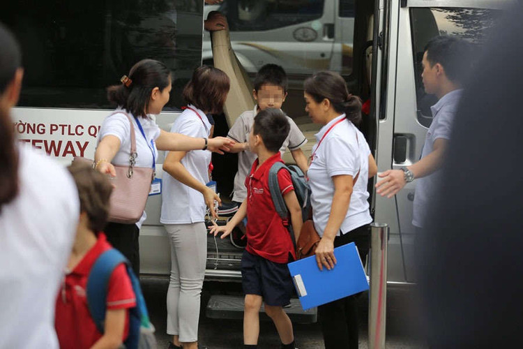 Đưa đón học sinh ở trường Gateway (Hà Nội). Ảnh: THÙY LINH - HẢI NGUYỄN