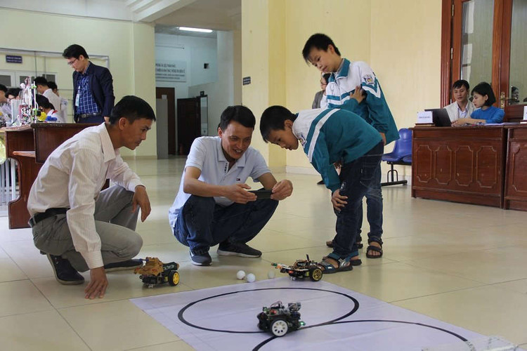 Robot tự chế tạo của các em học sinh trường làng.