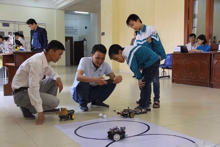 Robot tự chế tạo của các em học sinh trường làng.
